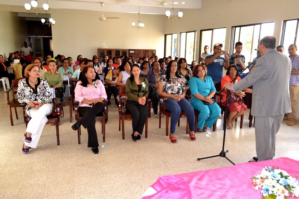 Parte del Publico asistente al acto de Reconocimiento a Mujeres en el día internacional de La Mujer